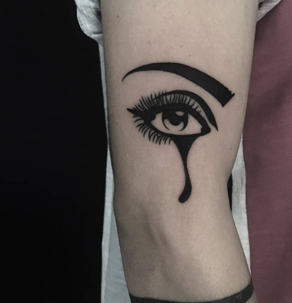 Gambar mata dengan aksen air mata hitam